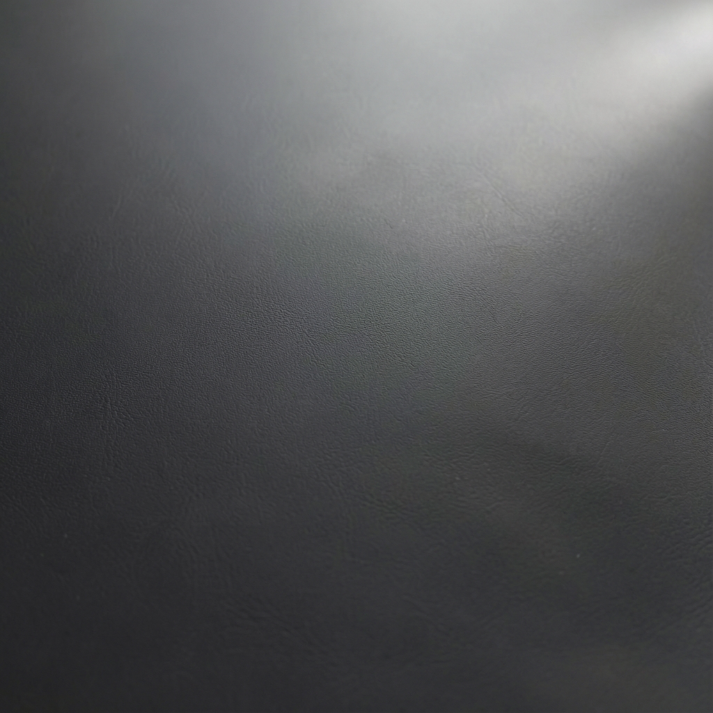Texture lisse et mate d'une crème naturelle dans un bol en céramique blanche, fond de pierre gris clair, branche de plante verte en décoration